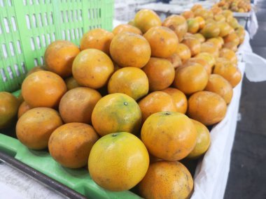 turuncu meyve yeşil plastik sepet