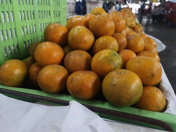 Frutta Arancione Nel Cesto Plastica Verde — Foto Stock