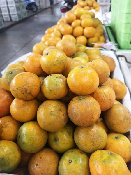 Frutta Arancione Nel Cesto Plastica Verde — Foto Stock
