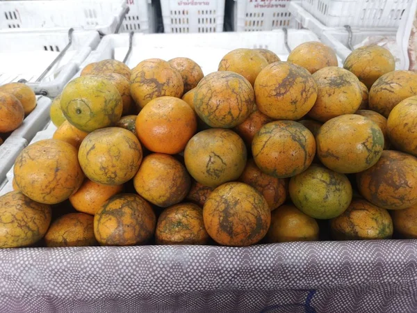 緑色のプラスチック製のバスケットのオレンジ色の果物 — ストック写真