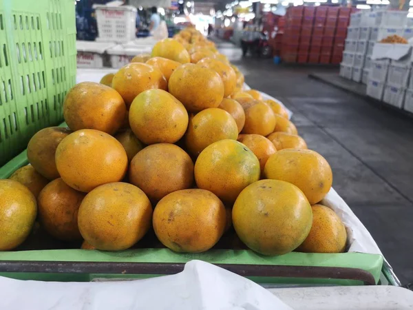 Frutta Arancione Nel Cesto Plastica Verde — Foto Stock