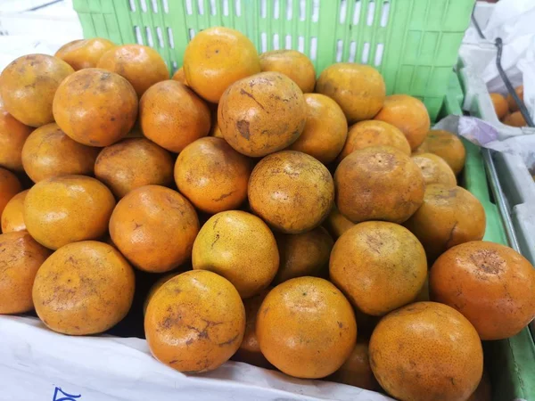 Frutta Arancione Nel Cesto Plastica Verde — Foto Stock