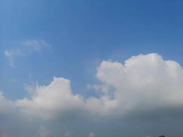 Белые Облака Голубом Небе Облачно Естественный Фон Пространство Записи Красивой — стоковое фото
