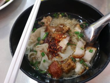 rispy göbek domuz ile gevrek yiyecek yumurta makarna ve mantı çorba