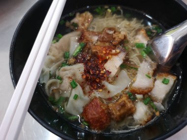 rispy göbek domuz ile gevrek yiyecek yumurta makarna ve mantı çorba