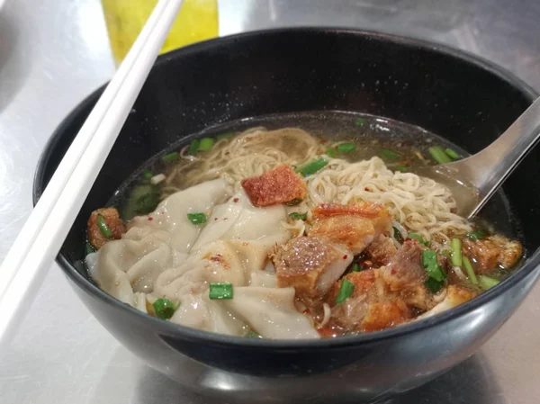 Mie Telur Dan Sup Wonton Dengan Perut Babi Renyah — Stok Foto