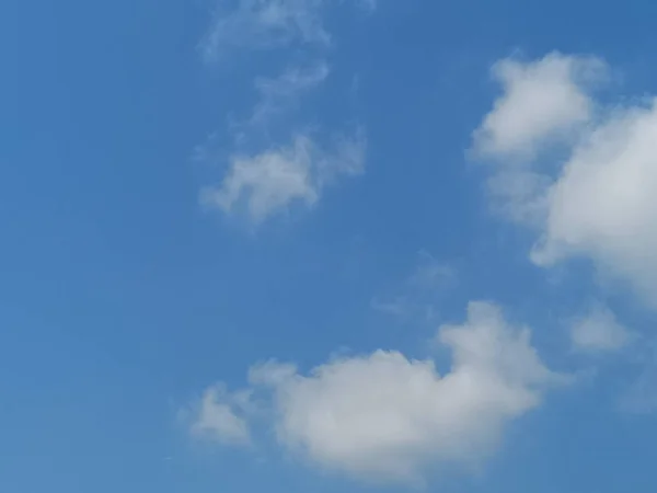 Λευκά Σύννεφα Σαφή Μπλε Ουρανό Θολό Φυσικό Υπόβαθρο Όμορφη Φύση — Φωτογραφία Αρχείου