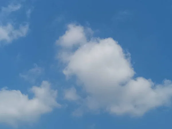 Witte Wolken Heldere Blauwe Hemel Bewolkt Natuurlijke Achtergrond Prachtige Natuur — Stockfoto