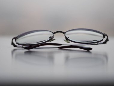 Beyaz masa üzerinde gözlük gözlük