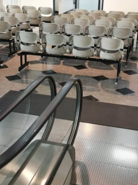 Bir dakika arama oturan insanlar için satır koltuğu