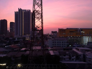 alacakaranlık şehir arka planda bulutlu gökyüzü günbatımı 