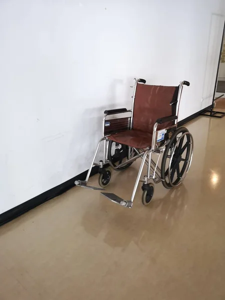Paciente Cadeira Rodas Pessoa Com Deficiência Chão Hospital — Fotografia de Stock