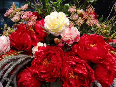 Beyaz gül. Kırmızı çiçek. Siyah arkaplanda güzel bir buket.