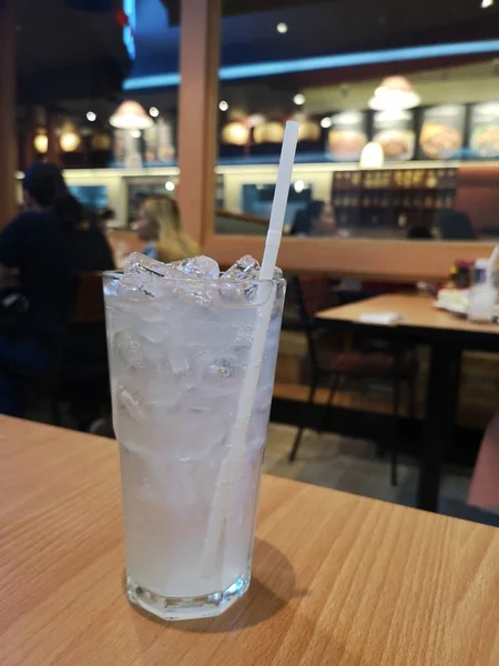 Zitronenlimonade Auf Dem Holztisch Kühles Wasser — Stockfoto