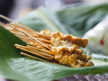 Muz yaprakları üzerinde Fıstık Soslu Domuz Satay