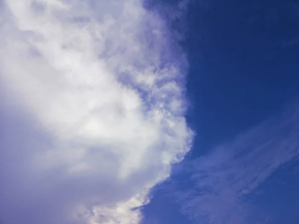 Λευκά Σύννεφα Και Μπλε Ουρανό Φυσικό Φόντο Όμορφη — Φωτογραφία Αρχείου