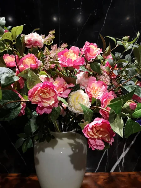 Pink Rose Színes Virágok Egy Fehér Váza Gyönyörű Csokor — Stock Fotó