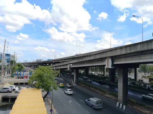 ビパワディーロード バンコク 2019年5月29日 青い道路交通で満たされた明るい空の白いしみ — ストック写真