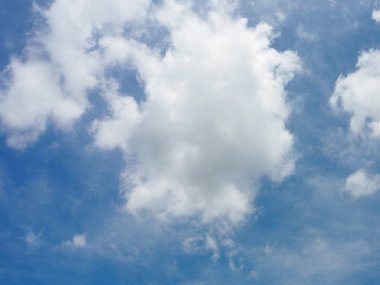 Mavi gökyüzünde beyaz bulutlar doğal arka plan güzel doğa