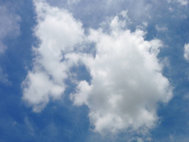 Mavi gökyüzünde beyaz bulutlar doğal arka plan güzel doğa