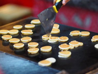 pişirme pancake çelik tava üzerinde tatlı