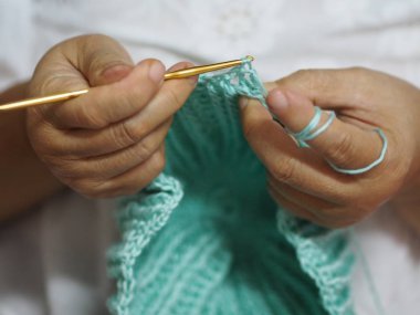 yetişkin yaşlı kadın bir şapka Crafts hobi ile örgülü saç üzerinde oturan kuluçka iğne yakalamak