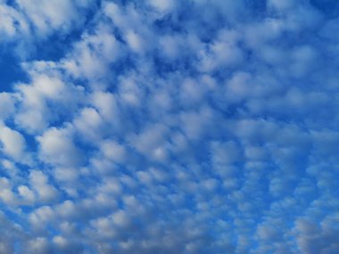 mavi gökyüzü doğal arka plan beyaz bulutlar yazmak için güzel doğa alanı