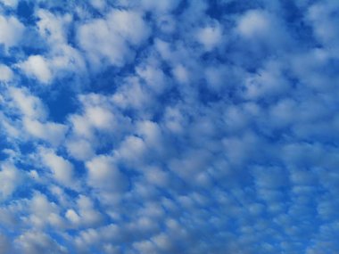 mavi gökyüzü doğal arka plan beyaz bulutlar yazmak için güzel doğa alanı