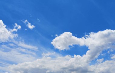 mavi gökyüzü doğal arka plan beyaz bulutlar yazmak için güzel doğa alanı 