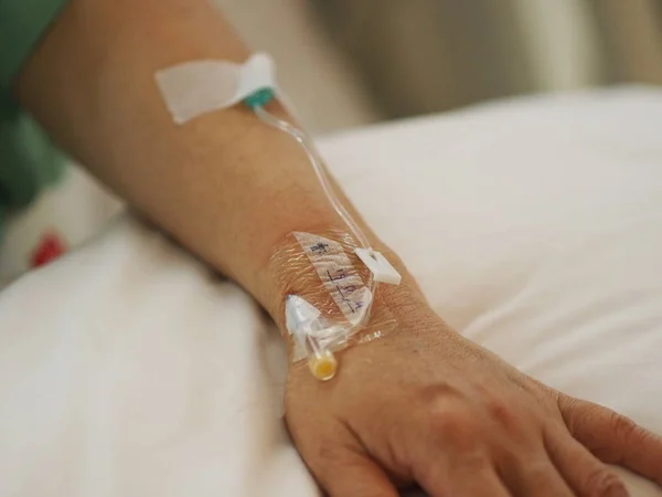 Hand Patients Sleep Saline Hospital Ward — Stock Photo, Image