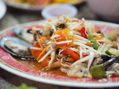 Deniz ürünleri turşusu balık yengeç kabuklu deniz ürünleri ile Papaya Salatası