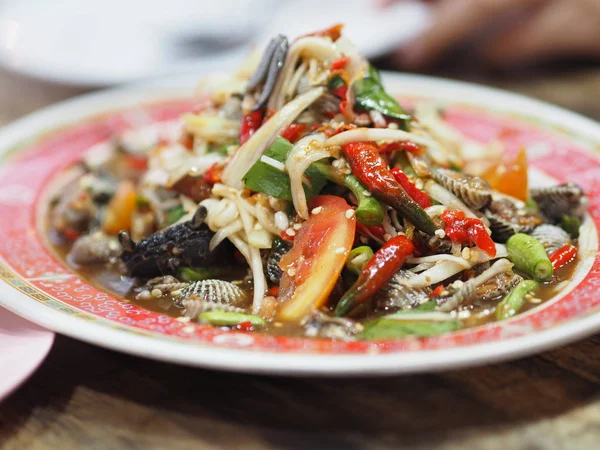 木瓜沙拉与海鲜腌鱼蟹贝类 — 图库照片