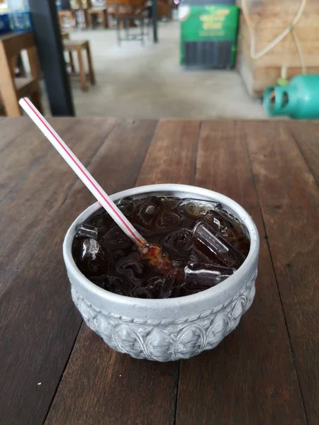 不锈钢碗中的可乐冰 — 图库照片