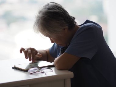 Kadınlar oyun Tablet oturan baş aşağı viraj