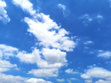 mavi gökyüzü doğal arka plan beyaz bulutlar yazmak için güzel doğa alanı