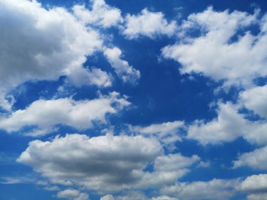 mavi gökyüzü doğal arka plan beyaz bulutlar yazmak için güzel doğa alanı