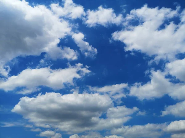 mavi gökyüzü doğal arka plan beyaz bulutlar yazmak için güzel doğa alanı