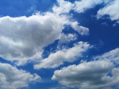 mavi gökyüzü doğal arka plan beyaz bulutlar yazmak için güzel doğa alanı