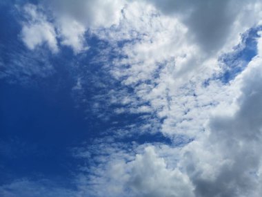 mavi gökyüzü doğal arka plan beyaz bulutlar yazmak için güzel doğa alanı