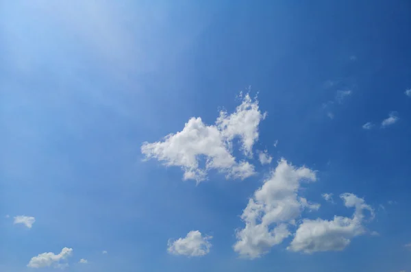書き込みのための青空自然の背景美しい自然空間の白い雲 — ストック写真