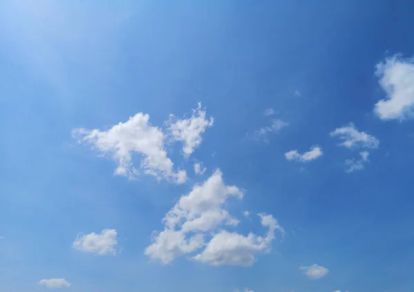 Vita Moln Den Blå Himlen Naturlig Bakgrund Vacker Natur Utrymme — Stockfoto