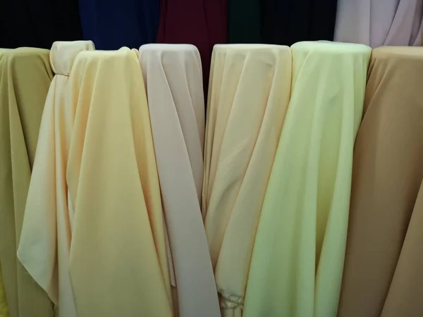 Giysi Kesmek Için Sarı Kumaş Birçok Tonları — Stok fotoğraf