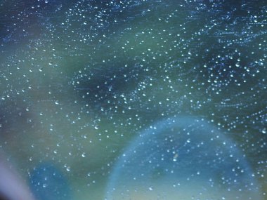 Yağmur mevsiminde yol kenarındaki cam arabada hareket yağışı