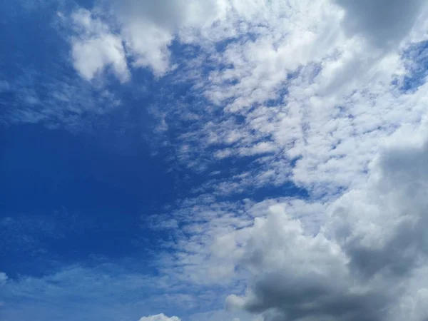 Белые Облака Голубом Небе Естественный Фон Красивая Природа Пространство Записи — стоковое фото