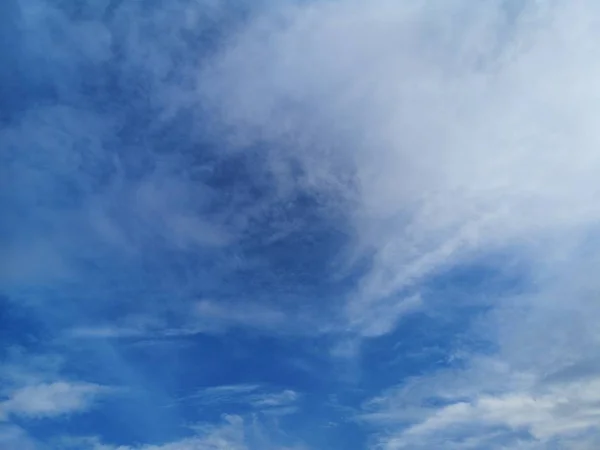 Λευκά Σύννεφα Στο Γαλάζιο Του Ουρανού Φυσικό Φόντο Όμορφο Περιβάλλον — Φωτογραφία Αρχείου