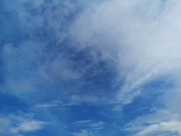 Nuvens Brancas Céu Azul Fundo Natural Belo Ambiente Natureza — Fotografia de Stock