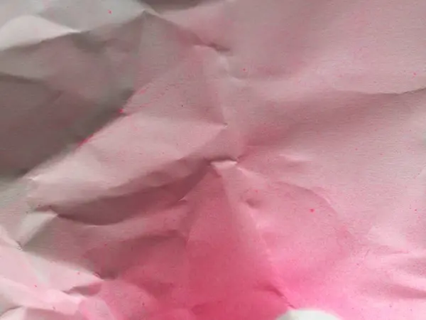 Spray Rosa Sobre Papel Arrugado Fondo Blanco Textura Áspera Material — Foto de Stock