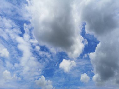 Mavi gökyüzünde Altostratus beyaz bulutları doğal arka plan yazmak için güzel çevre alanı