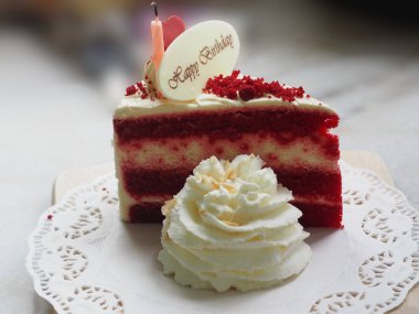 Beyaz kağıt üzerinde Krem Şanti ile Birthday Cake Kırmızı Kadife