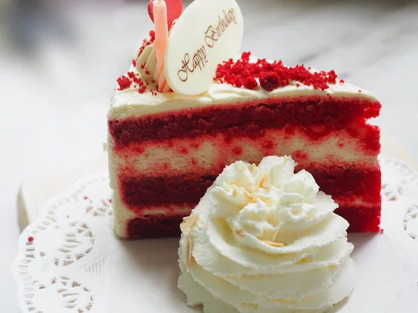 Tarta Cumpleaños Terciopelo Rojo Con Crema Batida Sobre Papel Blanco — Foto de Stock